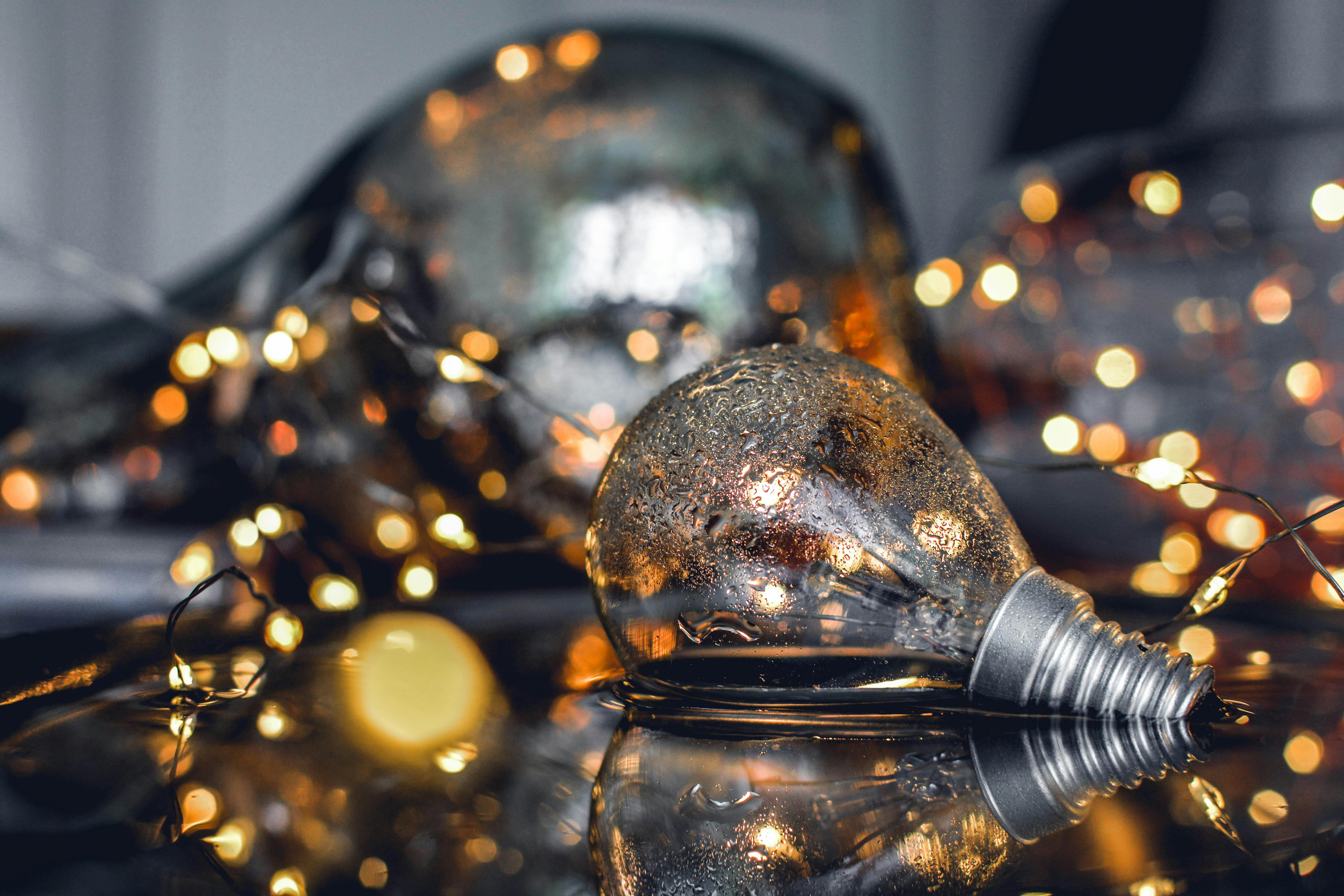 Gloeilamp als illustratie van een idee